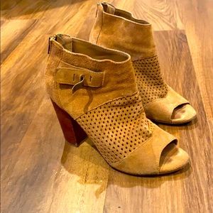 Dolce Vita tan ankle bootie with heel